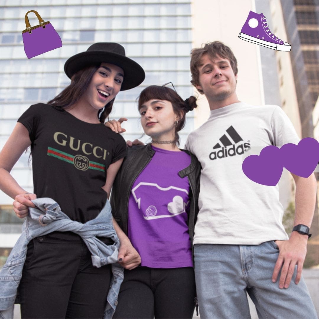 Logomania porque as marcas investem em camisetas personalizadas com logo-min (1) Três amigos usando camisetas com logo